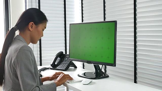 使用电脑的女人绿屏视频素材