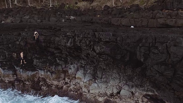 一对夫妇爬上岩石悬崖视频下载