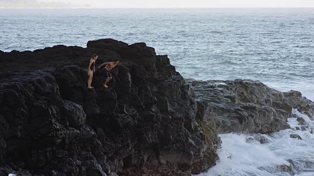SLO MO夫妇从悬崖上跳进海里视频下载