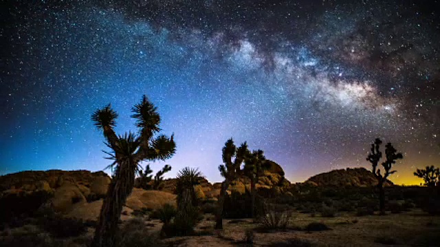 银河和星星在约书亚树沙漠-时间流逝视频素材