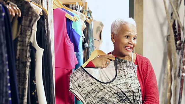 高级非裔美国妇女在买衣服视频素材