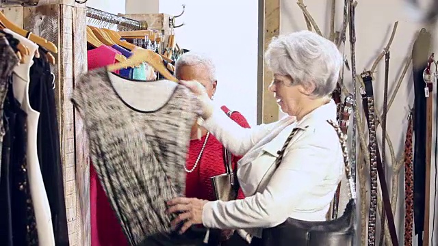 两个老年妇女一起在服装店购物视频素材