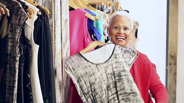 高级非裔美国妇女在买衣服视频素材