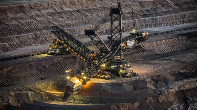 《时光流逝:煤矿开采》视频素材