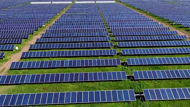 太阳能农场平底飞彩色春天绿色能源视频素材