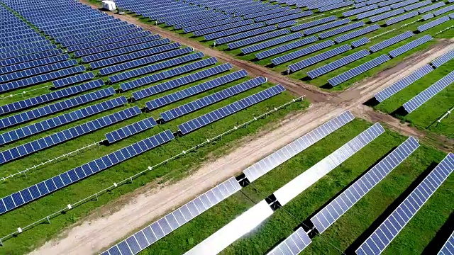 德克萨斯州的大型太阳能电池板发电厂视频素材