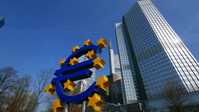 欧洲雕塑家维利勃兰特广场和金融区，法兰克福，黑森，德国视频下载