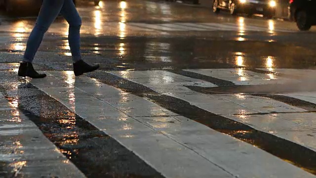 纽约市阴雨中的人行横道视频素材