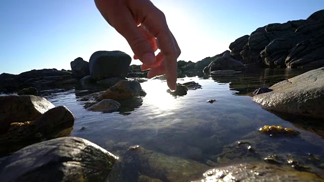 手指触摸海池塘表面视频下载