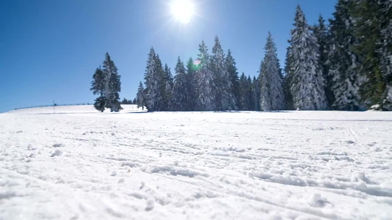 越野滑雪者滑雪上山，热身视频下载