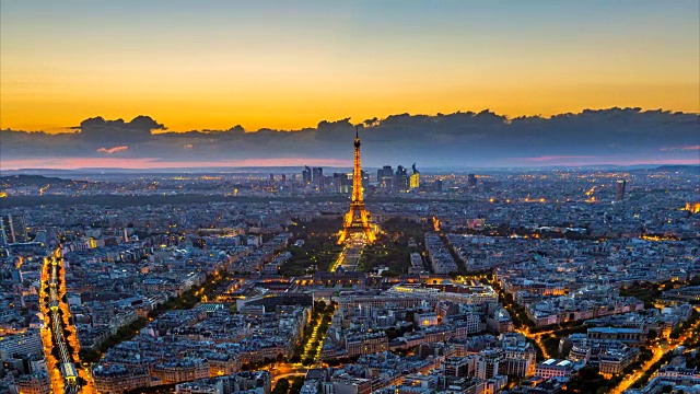 白天到晚上的运动控制日落在巴黎天际线和埃菲尔铁塔从蒙帕纳斯观光。视频下载