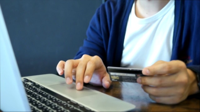 男人用信用卡在网上购物视频素材