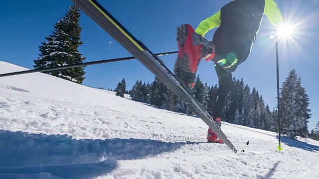 在一条平行的槽状滑雪跑道上的越野滑雪者视频购买