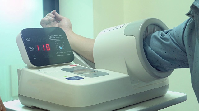 女医生为男病人测量血压视频素材