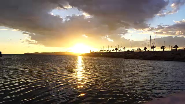 锡切斯的夕阳从港口视频下载
