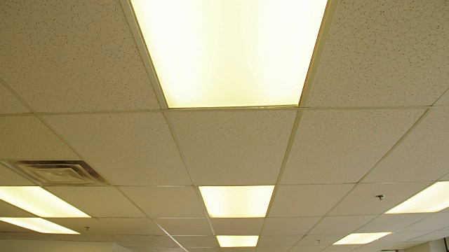 摄影:办公室天花板上的霓虹灯视频素材