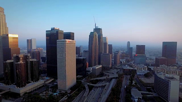 日落时分，加州洛杉矶市中心的空中鞭子盘视频素材