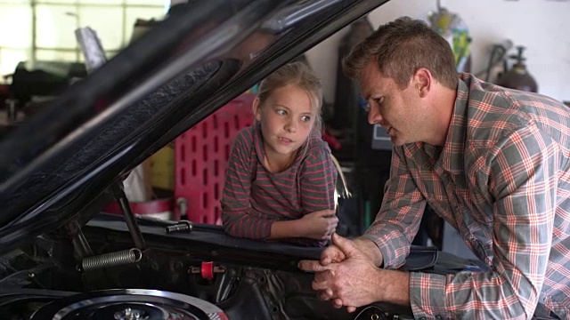 父亲教女儿有关汽车的知识。视频下载