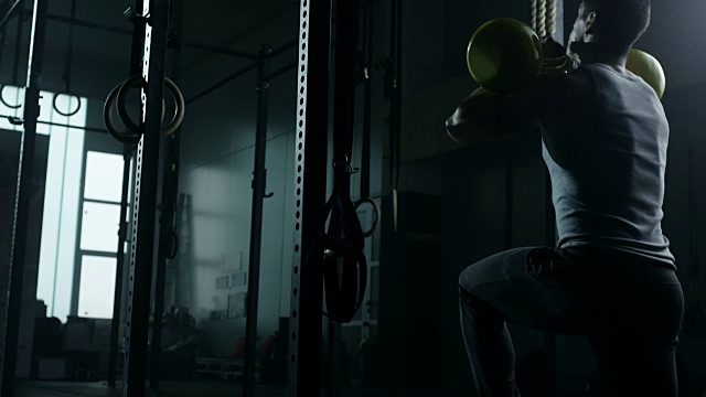 专注的男人在健身房用壶铃做运动视频素材