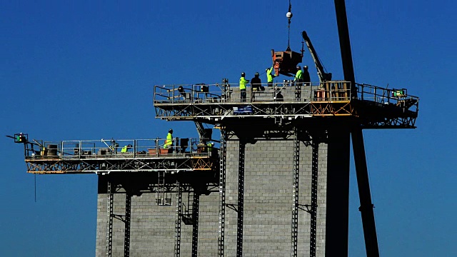 建筑工人在塔顶视频素材