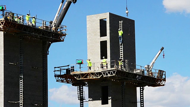 工人在塔上爬梯子视频下载
