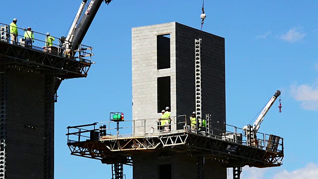 建筑工人在电梯塔上视频素材