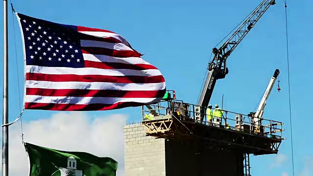 美国国旗在建筑区域视频素材