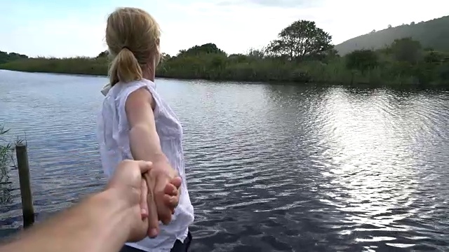 年轻女子带领男人走向自然环境视频下载