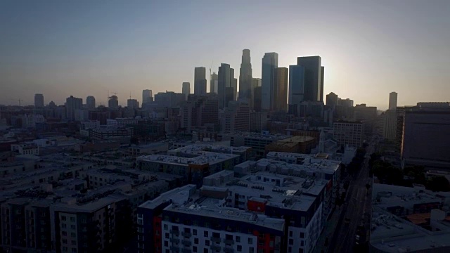 从空中拍摄的加州洛杉矶市中心，背光下是美丽的日落视频素材