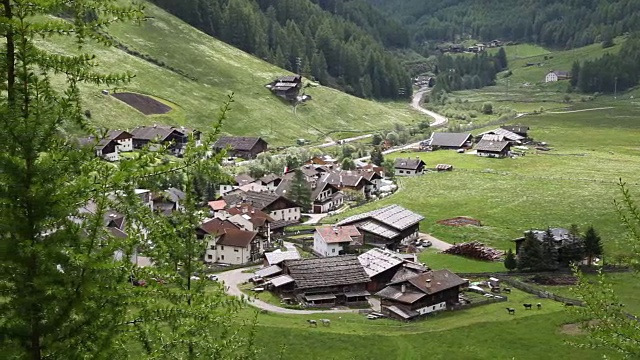 意大利的Schnalstal, Senales山谷，圣母村的景色视频下载
