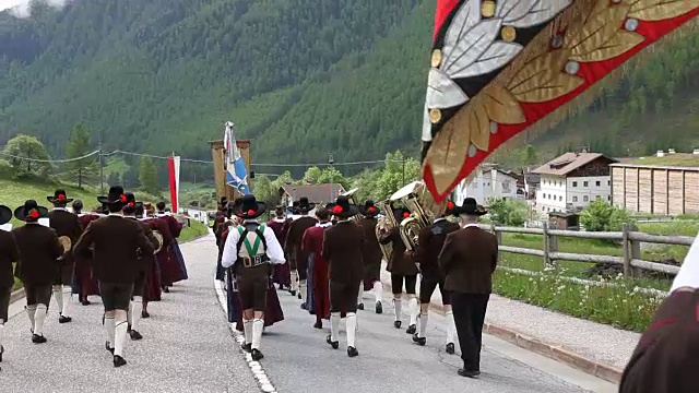 意大利的Schnalstal, Senales山谷，游行的铜管乐队穿着传统的提洛尔服装视频下载