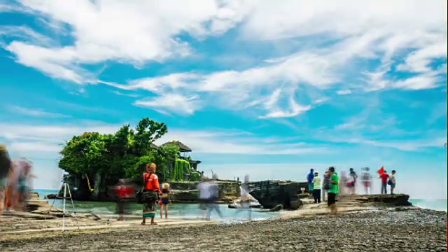 游客参观印尼巴厘岛的塔纳Lot寺庙视频下载