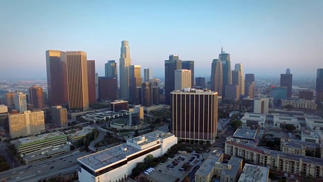 从左到右，夕阳西下的加州洛杉矶市区视频素材