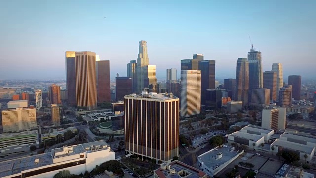 在日落时分，空中推进到加州洛杉矶市中心视频素材