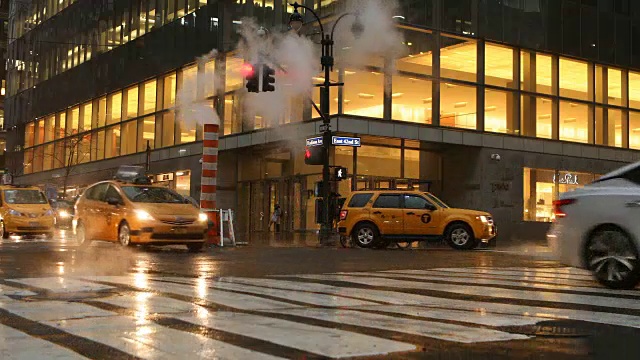 雨中的曼哈顿中城交通视频下载