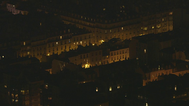 序列显示典型的中高层建筑形成的街道在巴黎中心，法国。视频下载