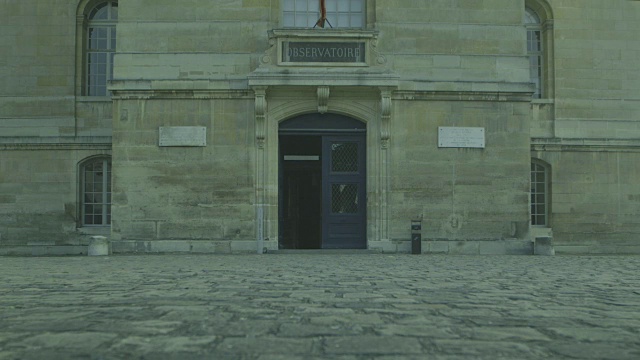 序列显示旗帜在巴黎天文台外随风飘扬的特写视图，第14区，法国。视频素材