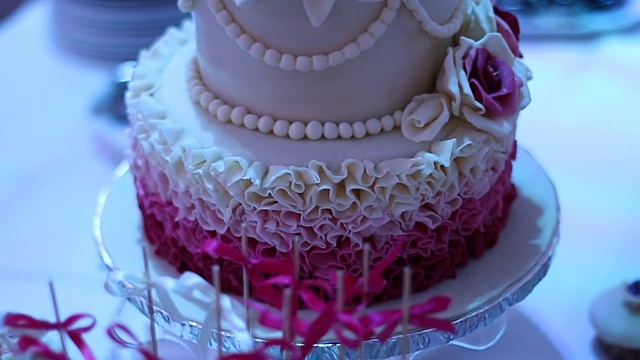 用紫罗兰花装饰的婚礼蛋糕视频下载