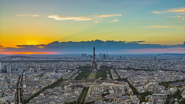 从蒙帕纳斯山俯瞰巴黎天际线和埃菲尔铁塔的日夜延时日落。视频素材