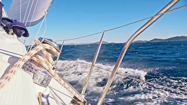 SLO MO帆船上的温奇视频素材