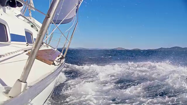 SLO MO帆船在海上航行视频素材
