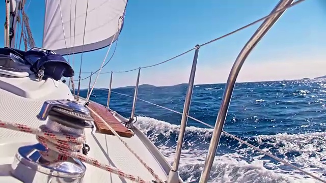 SLO MO Winch在一艘帆船甲板上视频素材