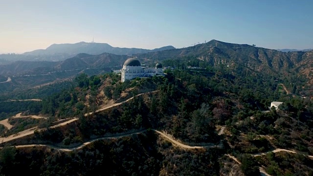 加州洛杉矶格里菲斯天文台的空中垂直轨迹视频素材