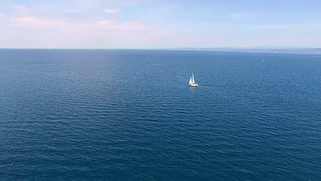 空中的帆船在海上视频素材