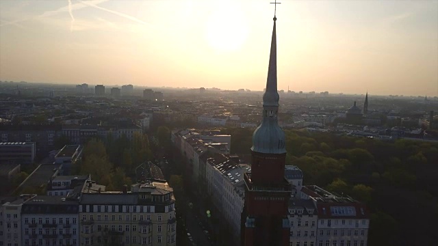 柏林天际线和十字架教堂的鸟瞰图视频下载