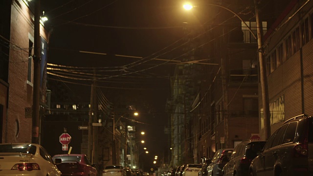 晚上有汽车的城市街道视频素材