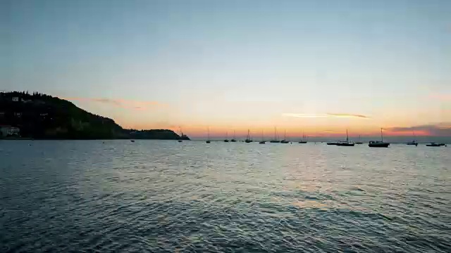 黄昏时分皮兰湾的集装箱船视频下载
