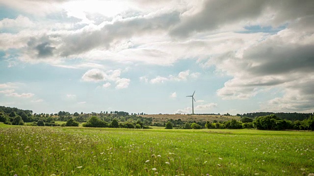 T/L草地与风力发电机在远处视频下载