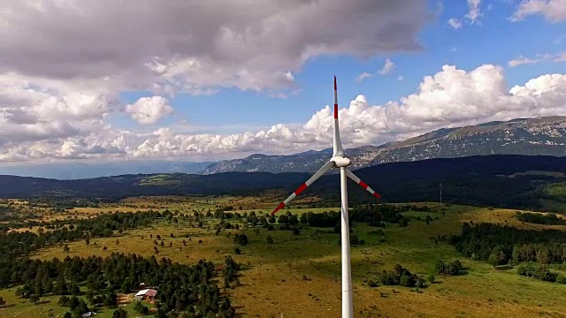 空中风力涡轮机及周边乡村视频下载