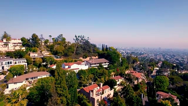 空中推进前景揭示了洛杉矶市中心的天际线和巨大的洛杉矶。视频素材